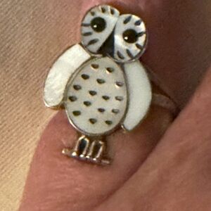 Zuni Mother of Pearl Inlay - White Owl Ring - 
Size 5
